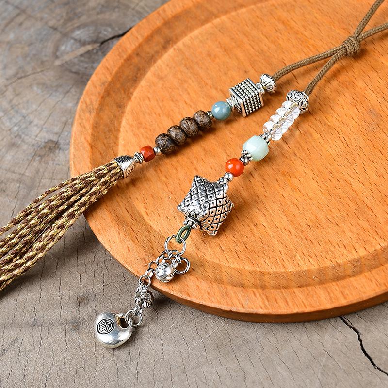 Joias de Prata Feitas à Mão em Estilo Tibetano: Pingentes, Bolsas, Chaveiros, Anéis e Fivelas em Estilo Literário.