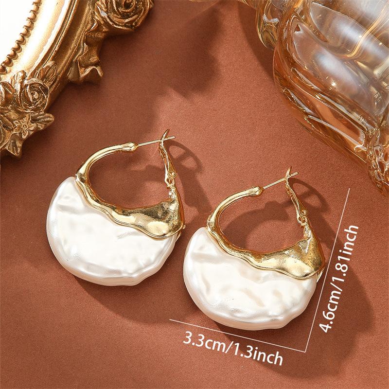 Retro and Simple Imitation Pearl Creative Earrings, Fashionable and Niche in Style, Geometric and High-end Ear Ornaments for Women.