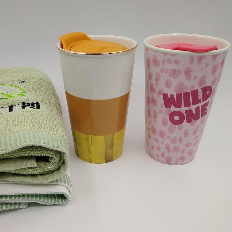 Isolierter doppelwandiger Keramikbecher Erdbeermuster Verschlussbecher Niedlicher Kaffeebecher Deckel Silikondeckel Abdeckung Tasse