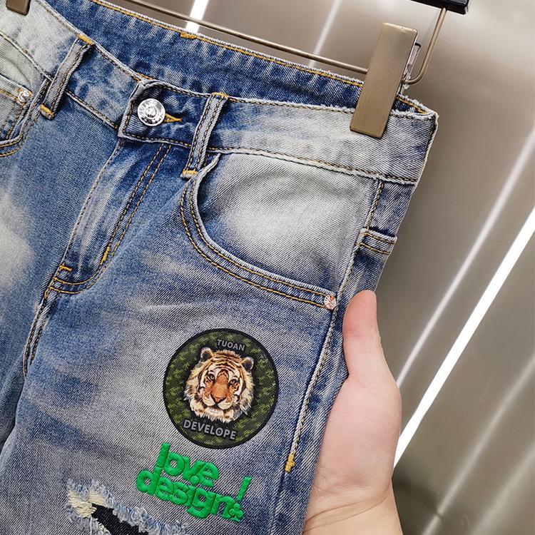 Blugi brodați la modă pentru bărbați, croială slim fit, cu detalii rupte elegante