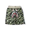 Pantaloncini da uomo e ragazzo con stampa di squali e scritte camouflage, vestibilità rilassata, pantaloncini da spiaggia in stile workwear da 5 pollici