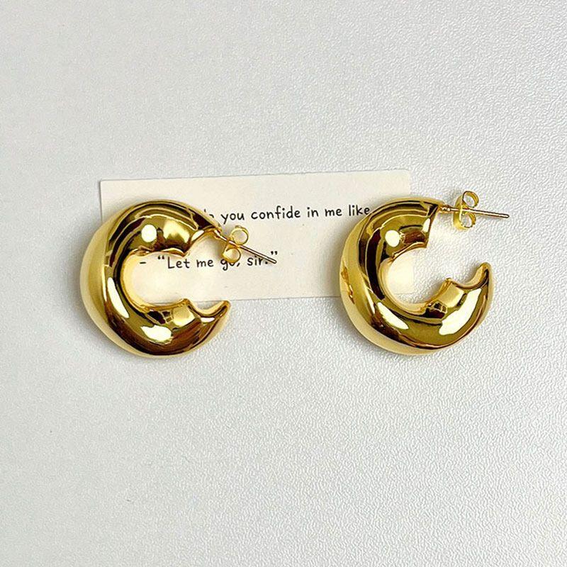 

INS C- Shaped Asymmetrical Hollow Fashionable Female Geometry Golden Trumpet