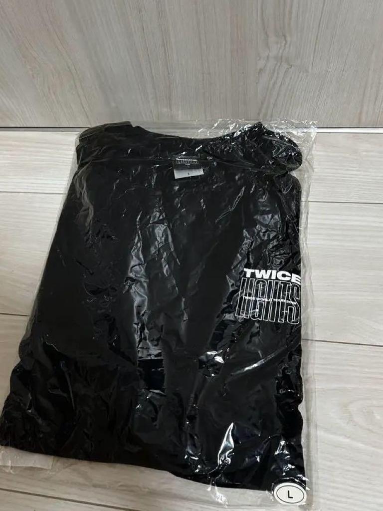 [USED] TWICE Black T-shirt L size