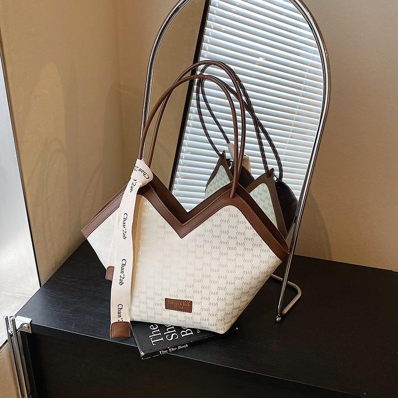 Premium Underarm Bag Women's New Fashion Portable Shoulder Bag Commuter Versatile Tote Bag