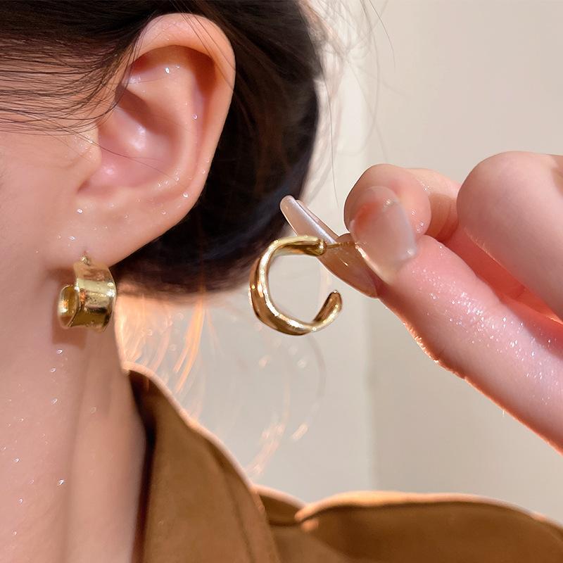 Cold wind irregular stud earrings women s versatile fashion commuter metal earrings 2025 popular earrings