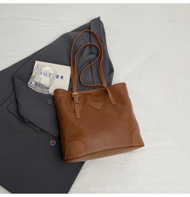 

Retro casual tote bag women s 2025 new fashion texture commuter shoulder bag large capacity simple shopping bag bag коричневий