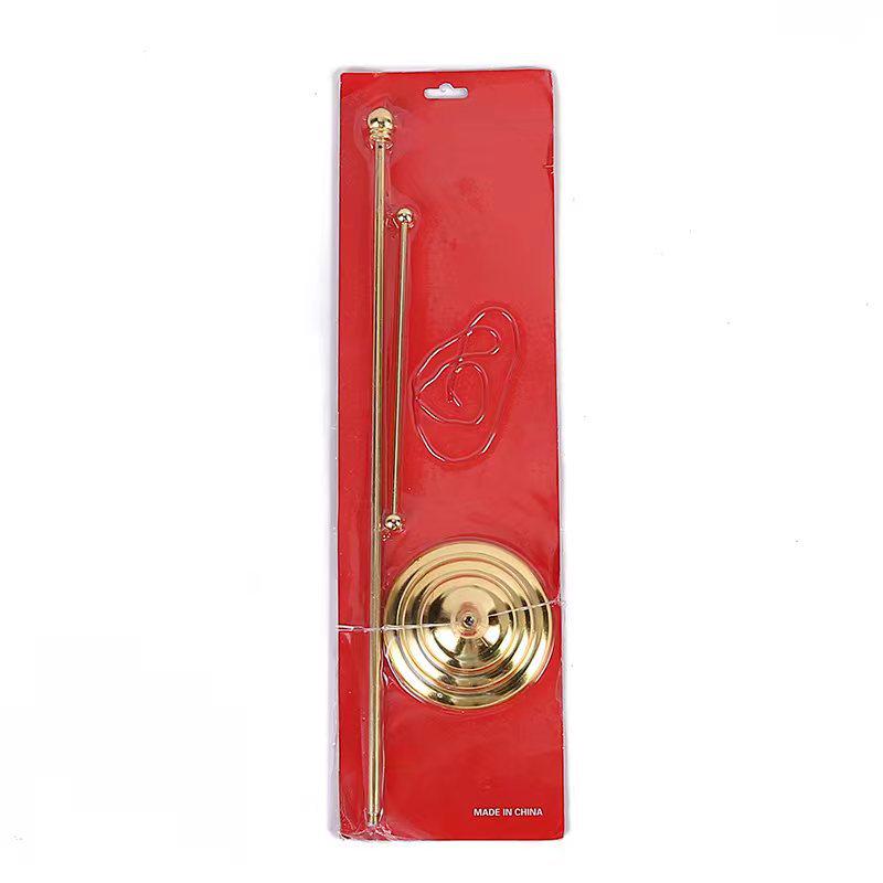 Rødt ensidig reklameflagg med metallfot og tverrstang utstyrt med tau