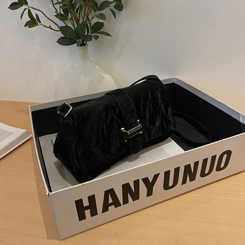 

Niche design fashionable and versatile foreign style small square bag women s high-end texture new personalized retro commuter messenger bag чорний