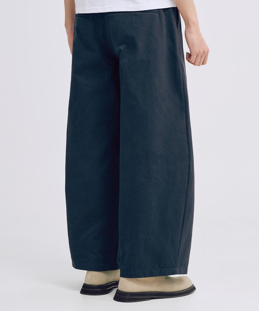 TAKEASY One-Pleat Barrel Fit Cotton Pants (Navy)