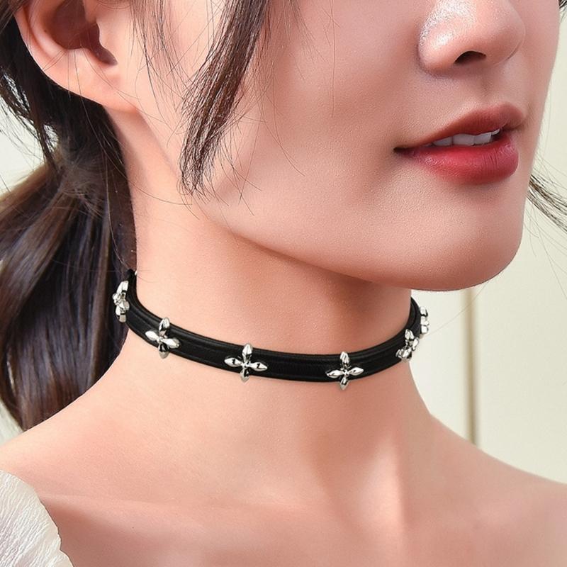 Vielseitiger Lederhalskragen mit Legierungskreuz-Anhänger Elegante Schlüsselbein-Kette Unisex Schmuckzubehör