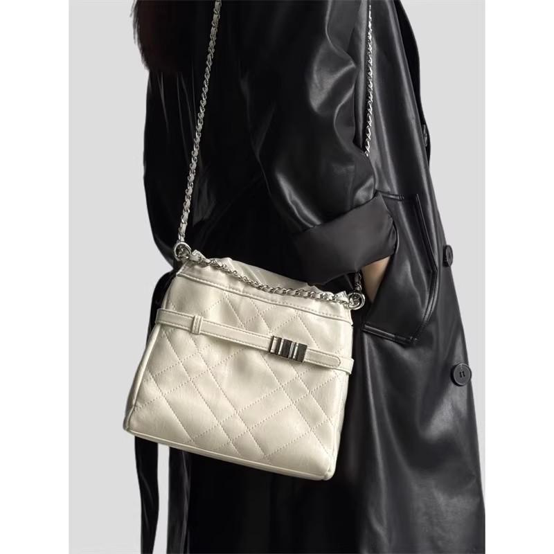 

Niche design high-end diamond chain bag new fashion versatile underarm bag commuter shoulder messenger bag белый