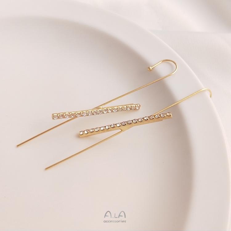 

Серьги-пусеты из золота 14 карат с кубическим цирконием и манжетой на ухо в стиле раковины