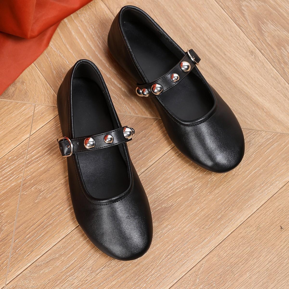 

Модные туфли-лоферы на плоской подошве с ремешком на щиколотке и заклепками, женские, с круглым носком, уютные, из мягкой кожи, мэри джейн, женские, на плоском каблуке, мокасины, большой размер 41 35 чёрный