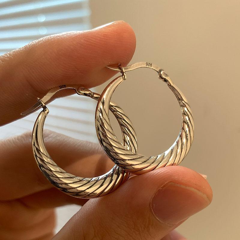 Retro Circle Earrings Pure Female Cold Wind Light Luxury Fashion Niche Design Senior Sense of Tide Earring for Personality Elegant Accessory