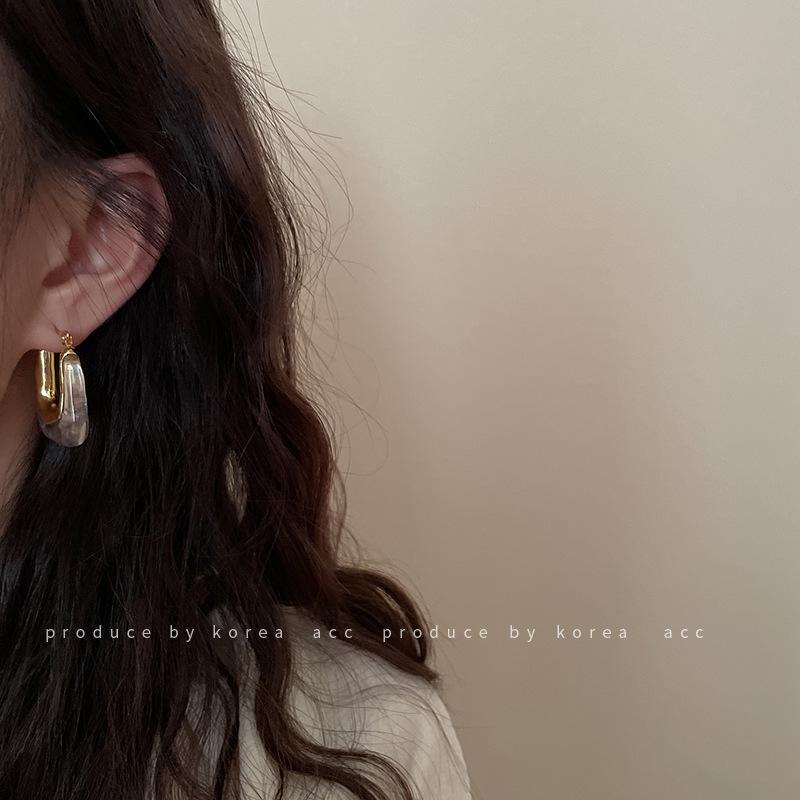 Korean retro geometric U-shaped resin ear buckle temperament simple earrings Mori Hong Kong style fashion fairy personalized earrings