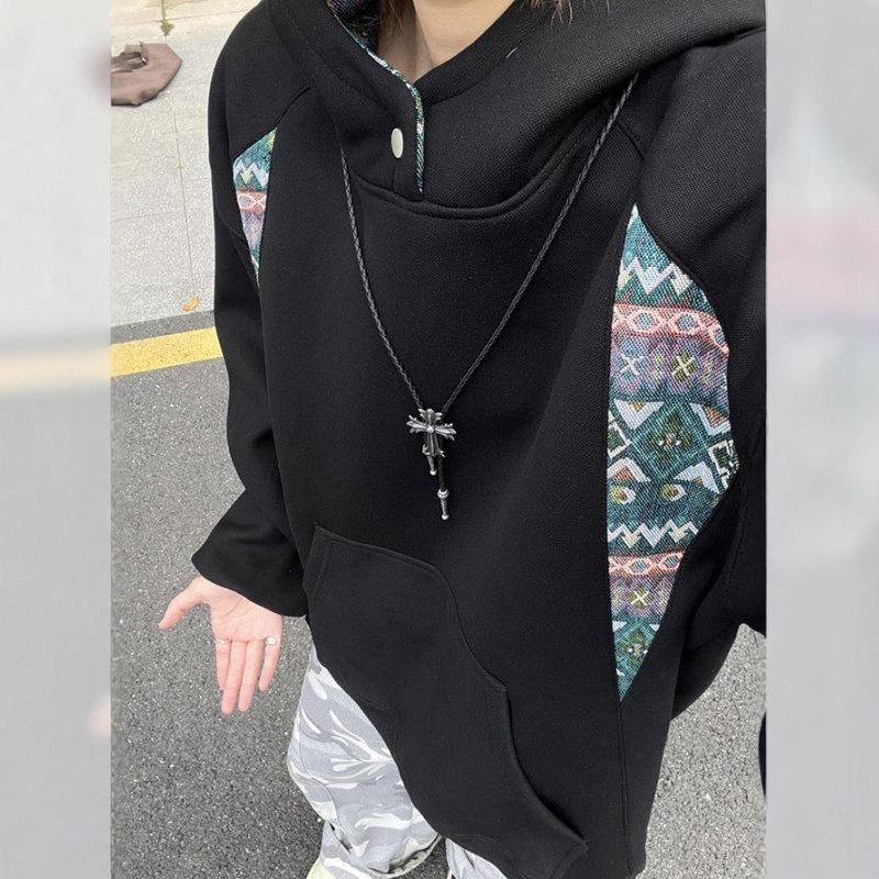 Pánský trendy svetr s kapucí, designový smysl, etnický styl, prošívaný rolák