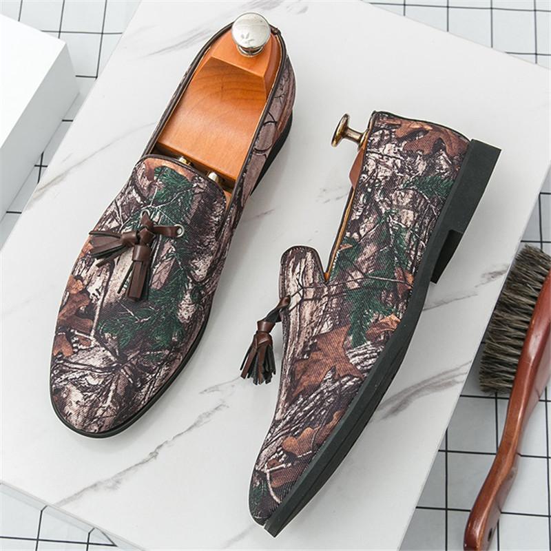 Mode Britische Retro Slipper Neue Herren Spitzschuhe mit Quasten Lederschuhe Männliche Designer Formell Hochzeit Abschlussballkleid Heimkehrschuhe