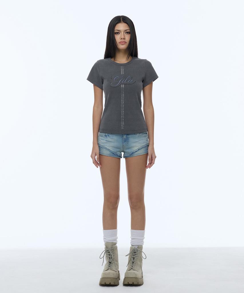 Gillaakaibeu Stud Patch Logo Dyed Crop T-Shirts_Charcoal