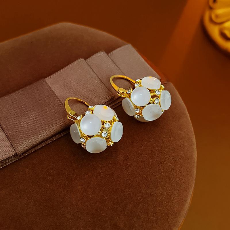 Exquisite Opal-Blumenkorb-Hängeohrringe für Damen Elegantes Design Mikrozirkonia-Fassung Party-Schmuck für junge Mädchen