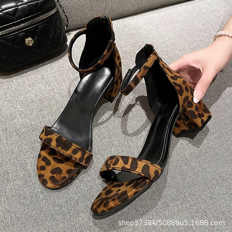 

French thick-heeled sandals women s summer new Internet celebrities word with high-heeled open-toed fairy style low-top women s sandals 42 светло-коричневого