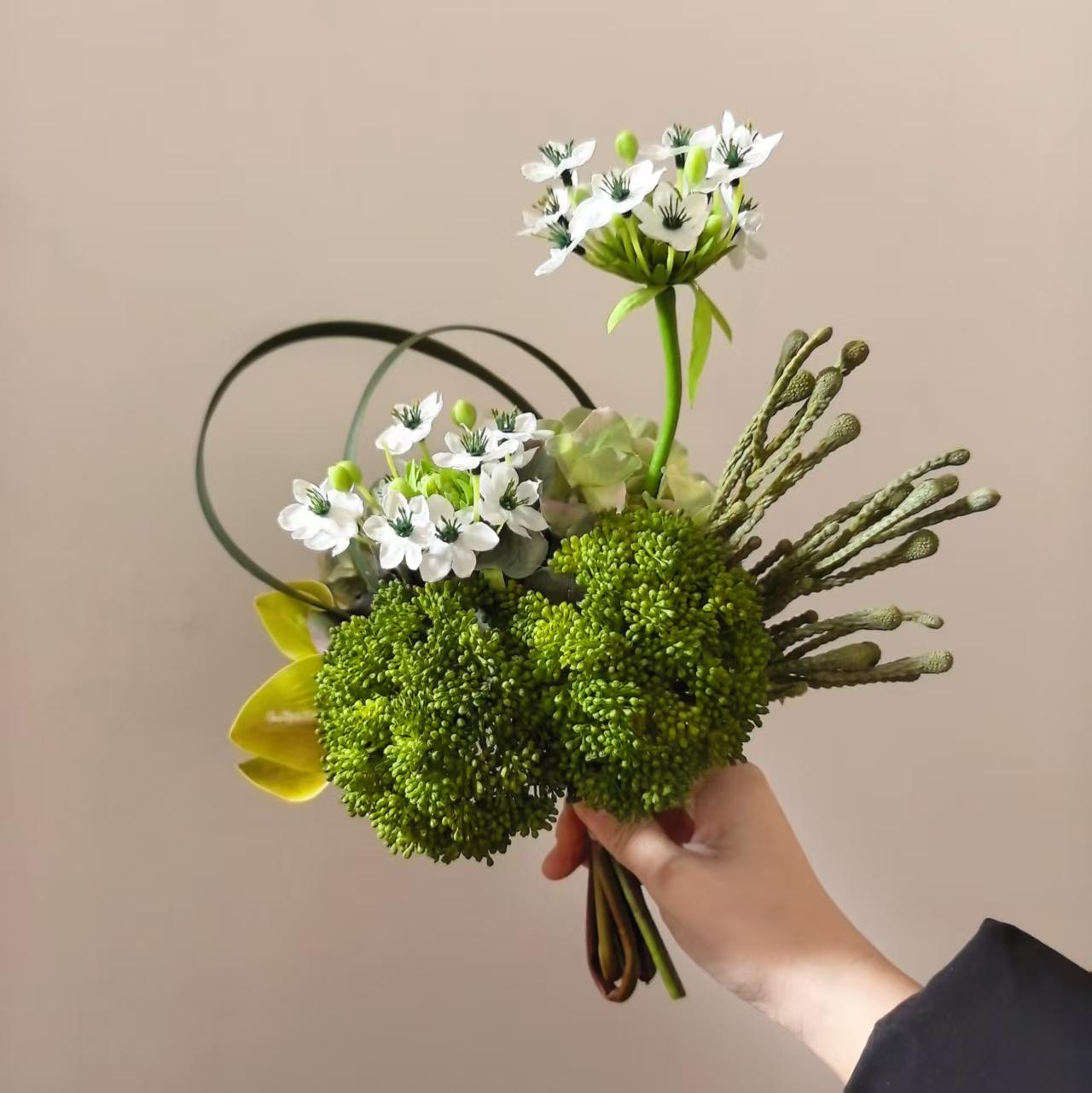 

Modern Luxury Handheld Bouquet: Creative Artificial Flowers for Home Decor, Display, or Photography Props