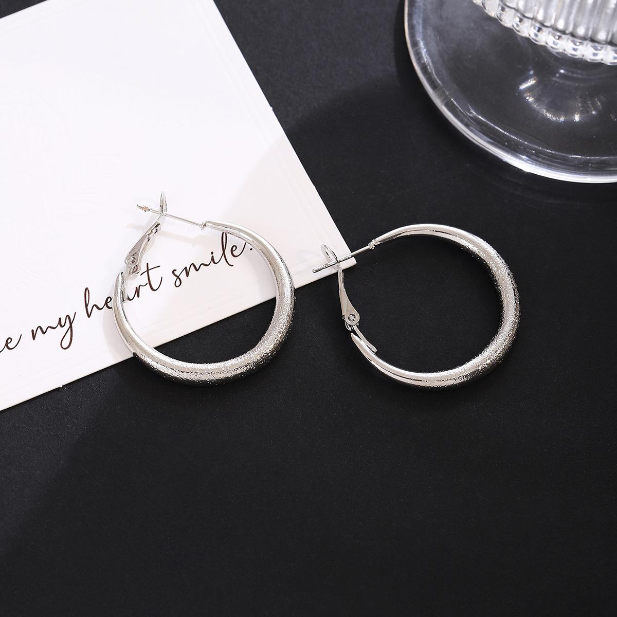 

Autumn And Winter Matte Gypsy Plain Ring Ear Buckles, Light Luxury And High-End Sense, Simple And Small Temperament Earrings
