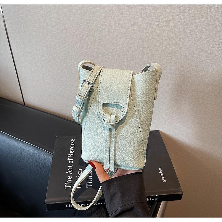 Niche design texture women 2025 new fashion versatile retro shoulder messenger bag high sense