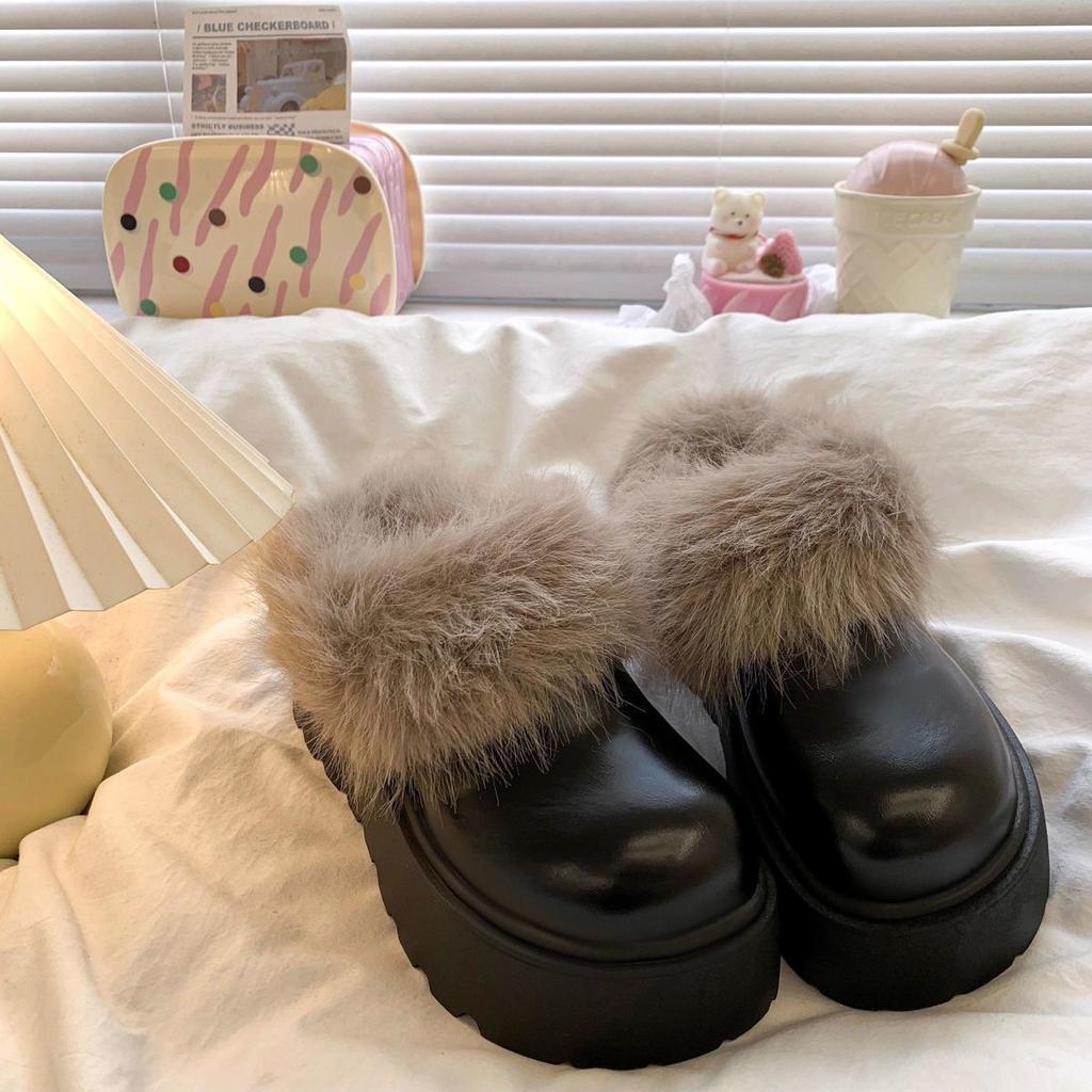 Non-slip cotton shoes are comfortable and piled on one foot, and leather Birkenstock snow boots are worn outside. Women's winter fluffy shoes