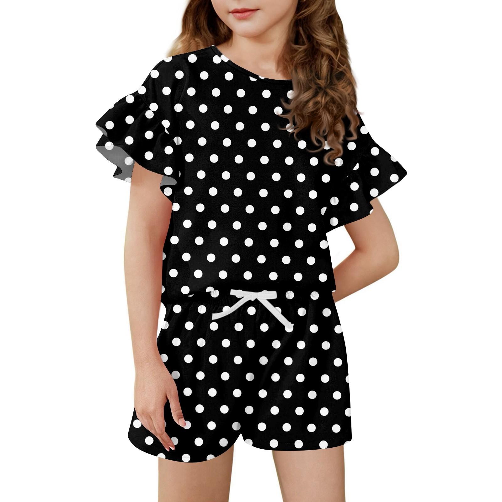 

Літній комплект для дівчинки: топ з рукавами-рюшами та шорти. Легкий повсякденний костюм з двох предметів. 120 чорний