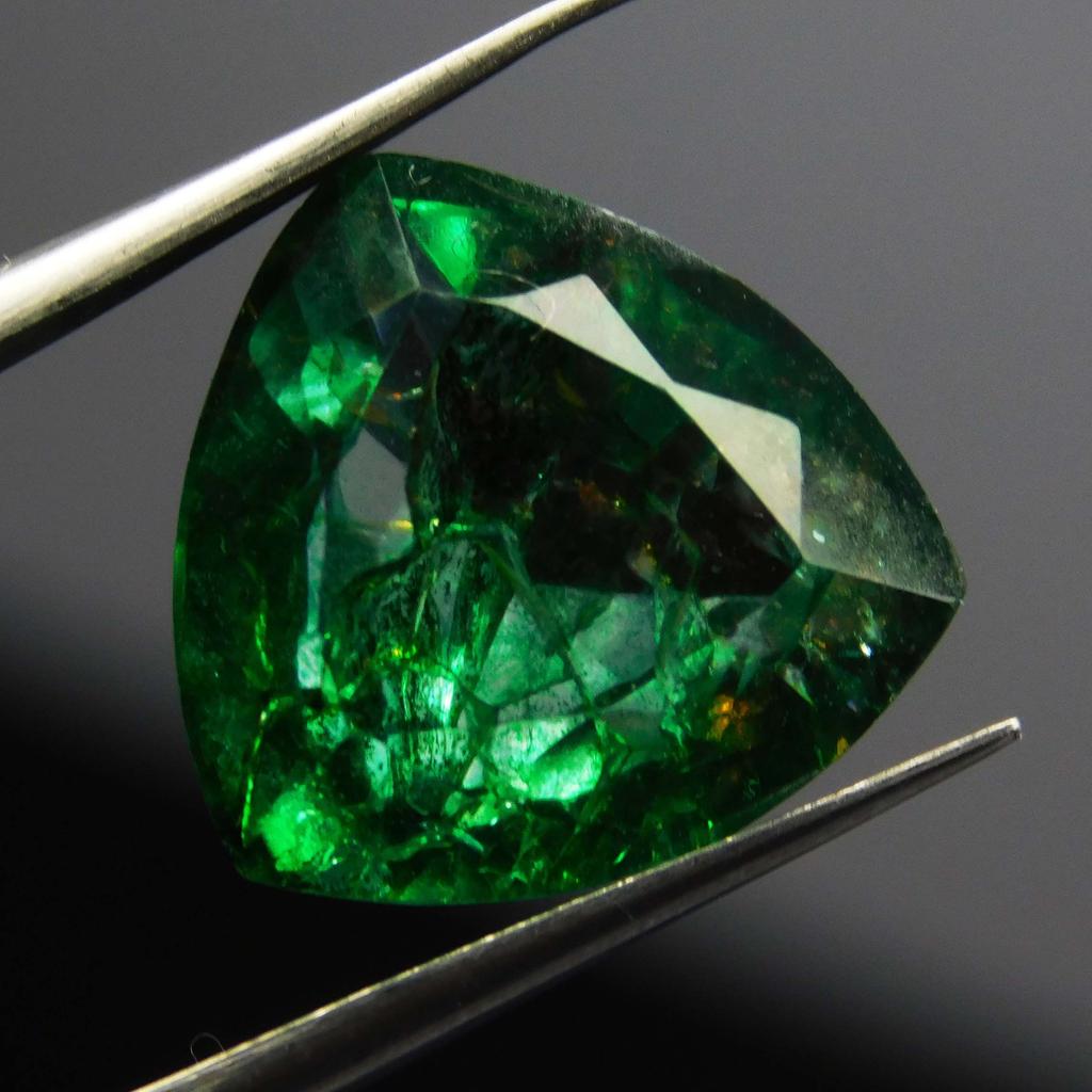 Natural Green Emerald Loose Gemstone 8 ct Certifeid Colombian Trillion Cut for Jewelry Designs