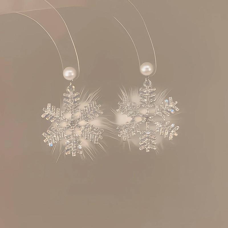Luxury European & American Rhinestone Snowflake Plush Earrings: High-End Autumn/Winter Niche Design Silver Snowflake Plush Earrings