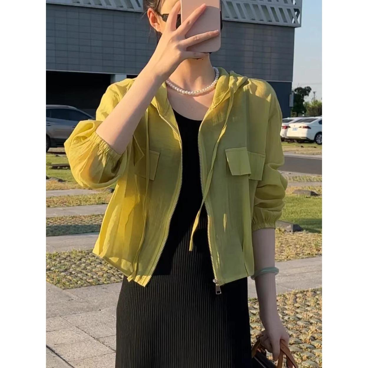 

Женская высококачественная легкая куртка с капюшоном для защиты от солнца - Новый летний стиль 2025 года, Дышащая, Свободного кроя, Миниатюрная, Короткая. XL (125-142 lbs) зелёный/жёлтый