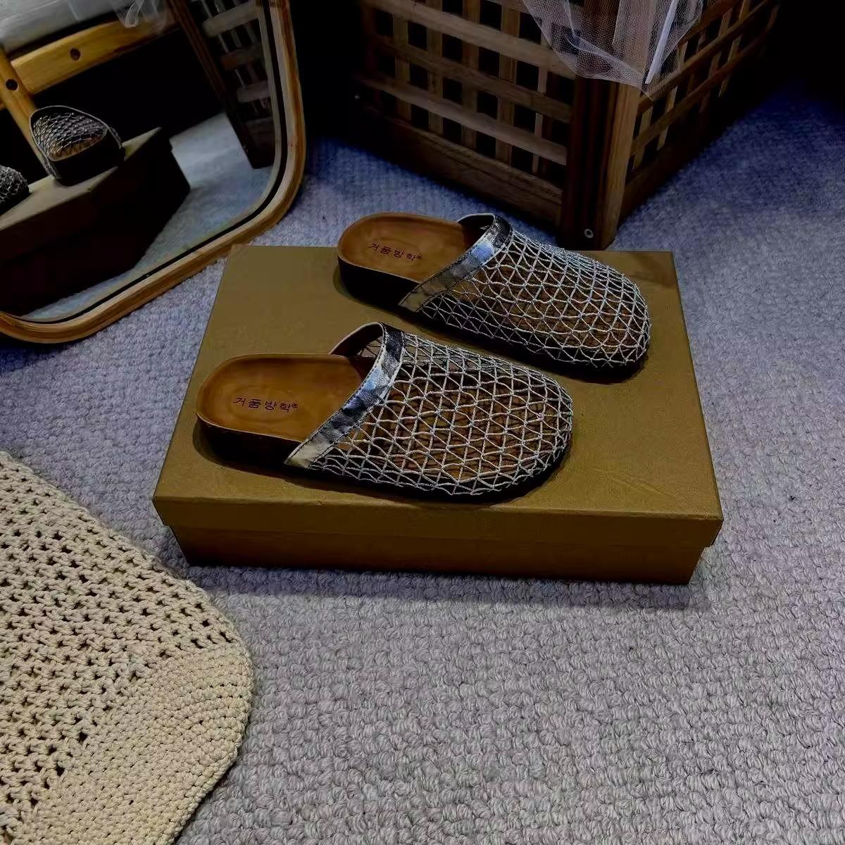 

Баотоу шлепанцы на толстой подошве из рыболовной сетки женские лето 2025 новинка пробковые на плоской подошве удобные полые полушлепанцы 40 серебряный