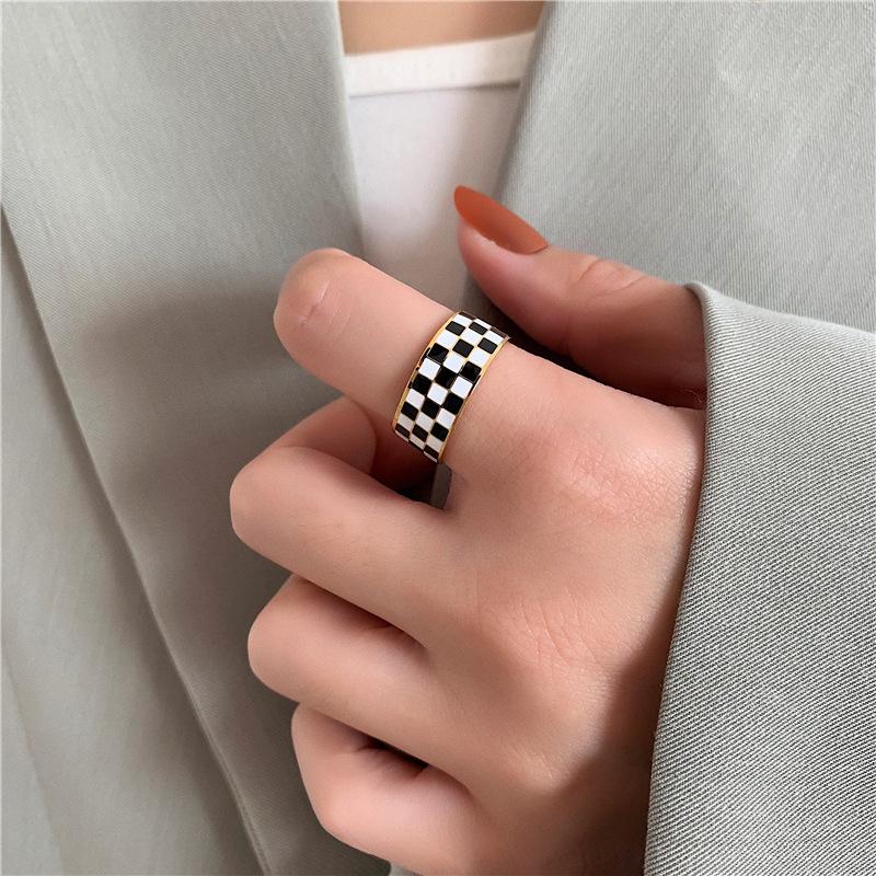 Anello in Acciaio Titanio Placcato Oro 18K a Quadri Bianchi e Neri Stile Europeo e Americano per Donna