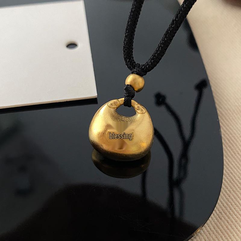 

Подвеска в виде золотого слитка в китайском стиле с иероглифом «Фу» на ожерелье - Элегантный осенне-зимний аксессуар на черной веревочной цепочке-свитере