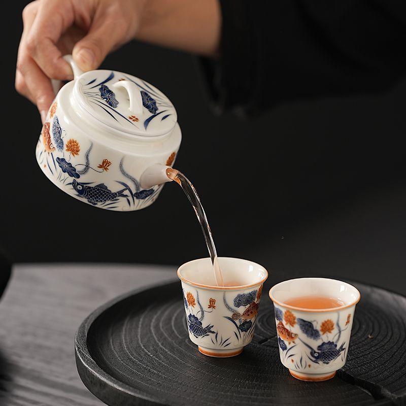 Pflanzenasche, blau-weißer Weinrebenfisch, ein Topf und zwei Tassen, hochwertiger Keramik-Haushaltsteekessel, Reise-Kung-Fu-Teeset für den Außenbereich