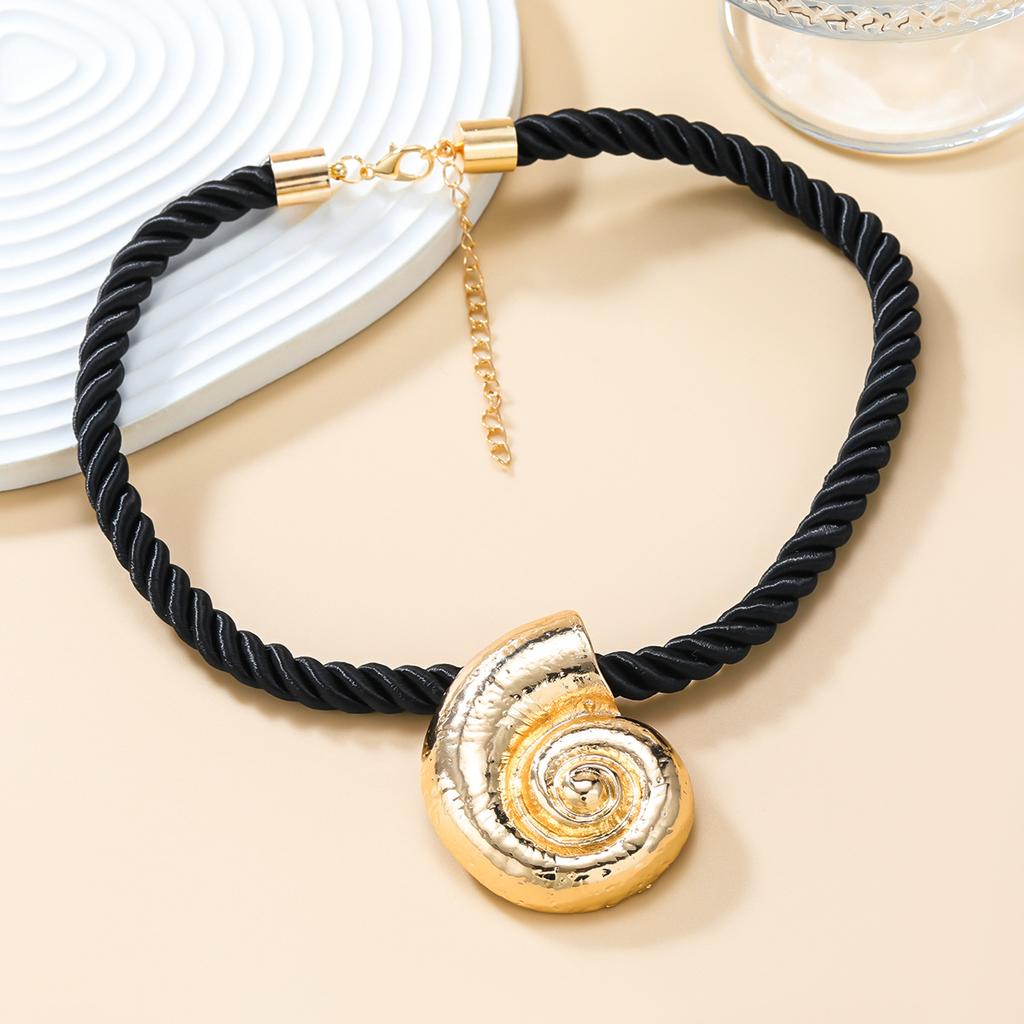 Women's Beach Vacation Style Conch Necklace