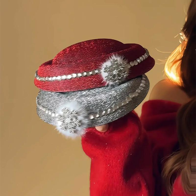 Elegantní Sněhová Vločka s Kamínky a Pomponem – Klip s Kačenčím Zobákem – Retro, Univerzální Vlasový Doplněk