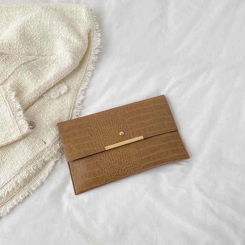 Шикарный винтажный клатч-конверт для женщин в черном бежевом и хаки идеально подходящий для летних повседневных нарядов хаки 980₽