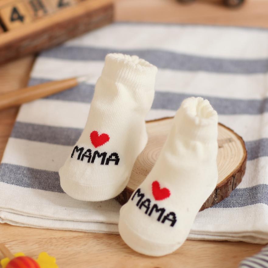 2 Par Nyfödd Baby Flickor Pojkar Strumpor Vita Söta Älskar MAMA PAPA Bebe Bomullsstrumpor Gåva Småbarn Crew Strumpor Paket Design