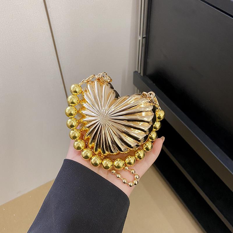 

Metal love small bag new 2025 European and American pearl handbag ins women s small fragrant wind messenger red envelope