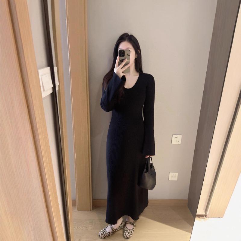 [] V-neck knitted dress, autumn and winter slim-fitting temperament, bottom flared sleeve sweater, long skirt