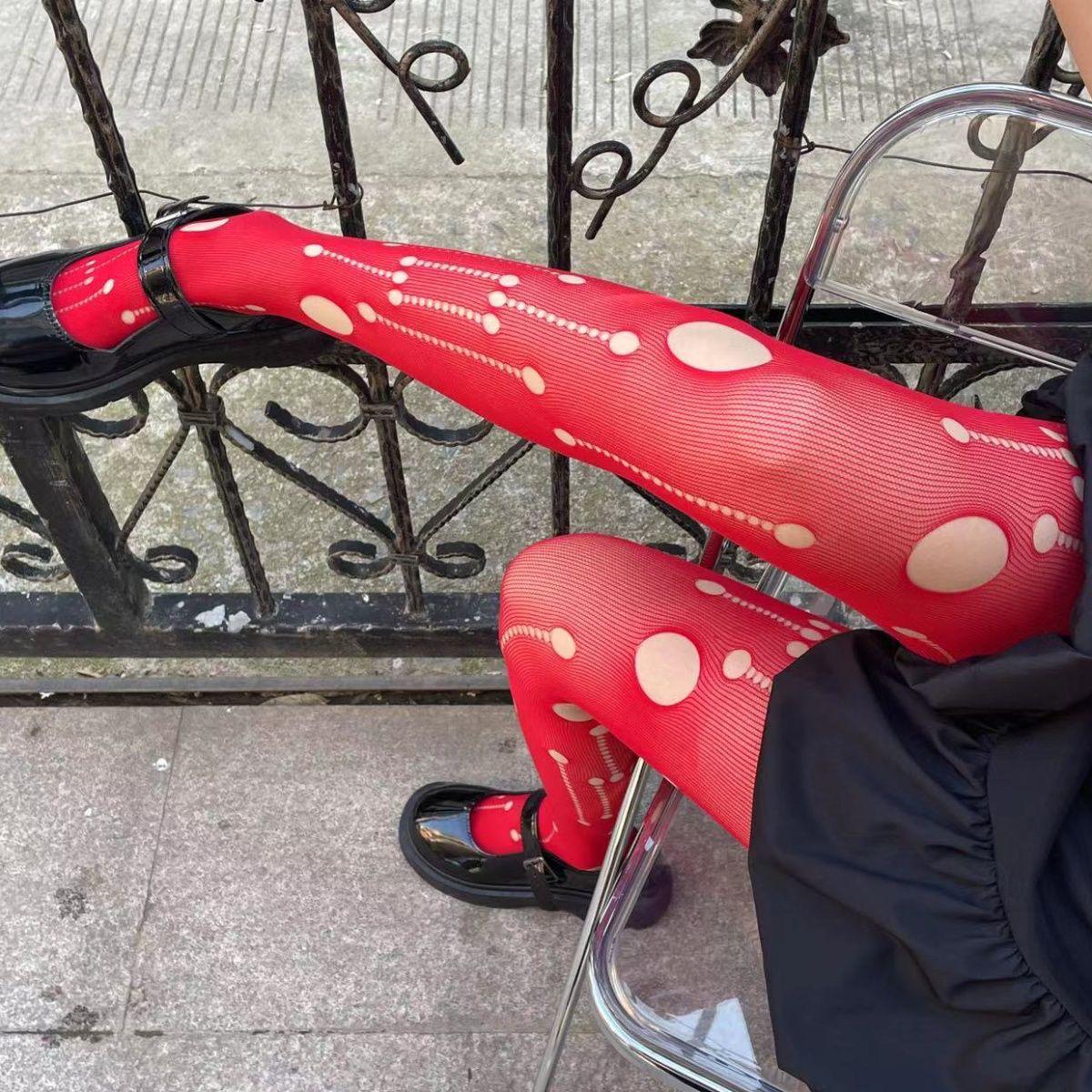 

Новые колготки-сетка 2024 года с красочными разрывами и дырками - Трендовые и милые чулки красный