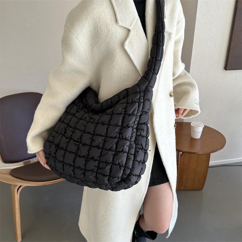 Трендова велика сумка-тоут «Хмара» для жінок у чорному, білому, хакі, фіолетовому та зеленому кольорах, модний стиль