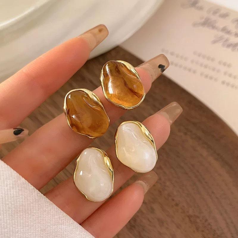 Autumn and winter amber new popular stud earrings, premium Maillard retro temperament earrings, niche design earrings