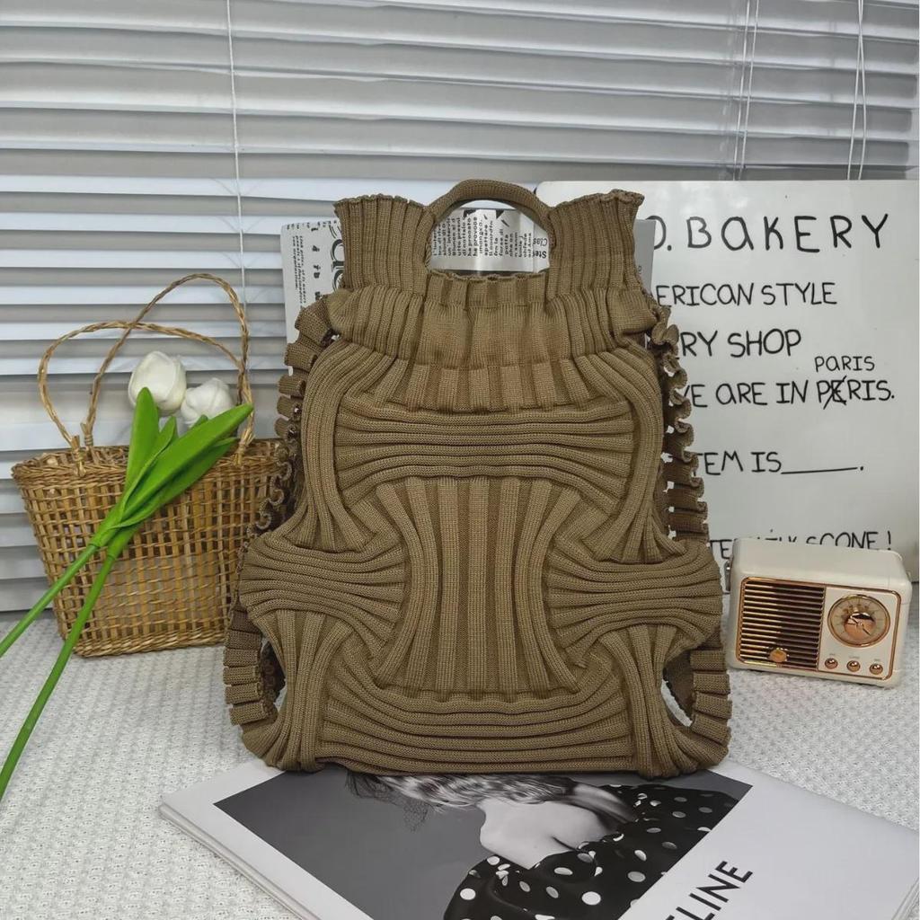 Quan Nara Designer-Rucksack: Beliebtes Plisseegewebe, umweltfreundlich, mit doppeltem Verwendungszweck, aus der Pioneer-Kollektion.