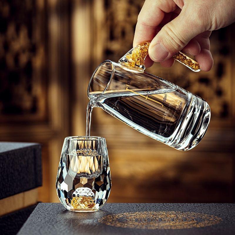 Kreativní křišťálová karafa na whisky s vestavěnou zlatou horou | Mini kelímek na víno a dávkovač