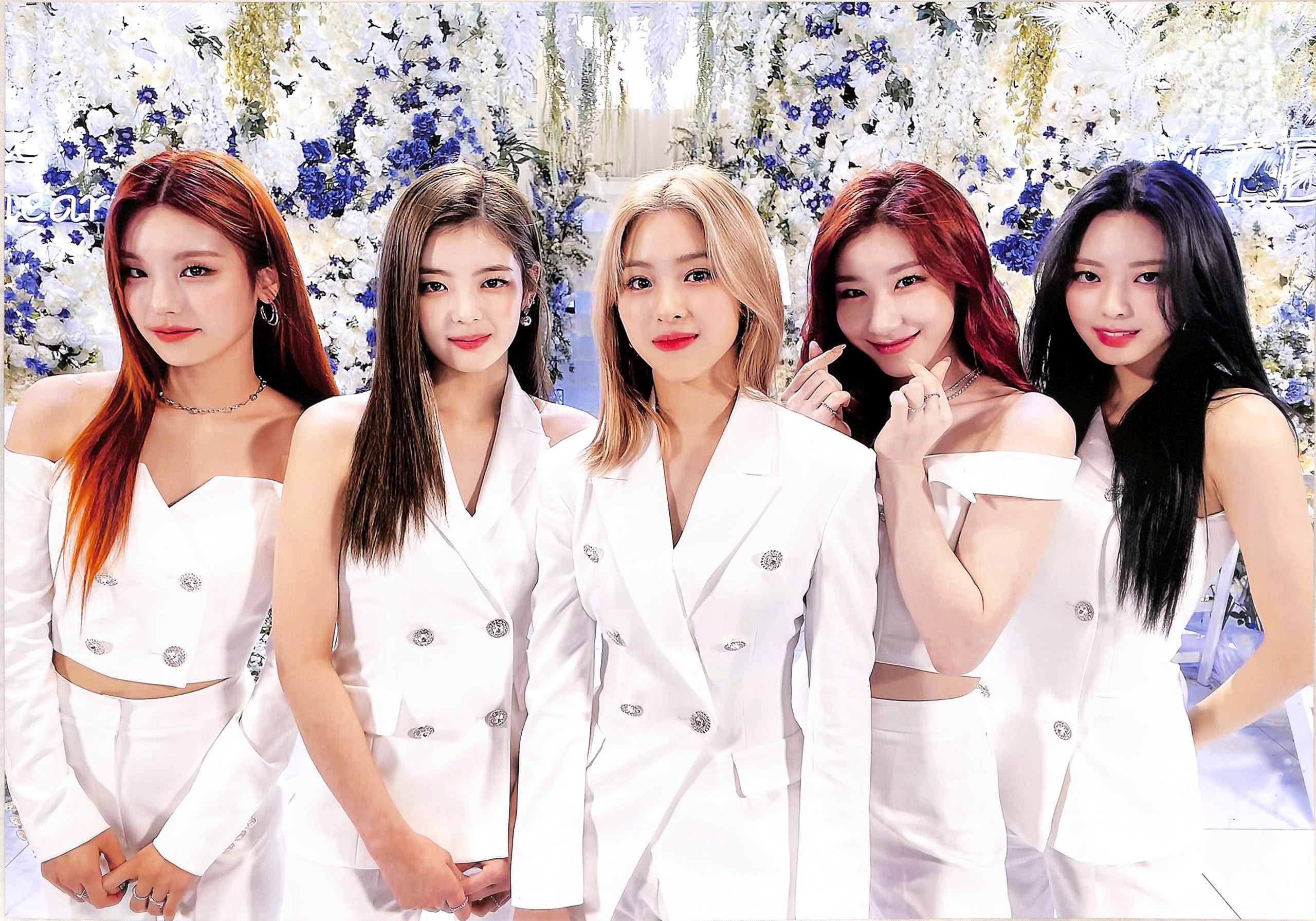 ITZY ITZY Набор постеров (12 плакатов, формат А3, 1 наклейка) [Параллельный импорт]