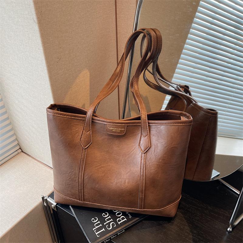 Retro bag women's large-capacity new autumn and winter simple and versatile shoulder bag casual commuter tote bag