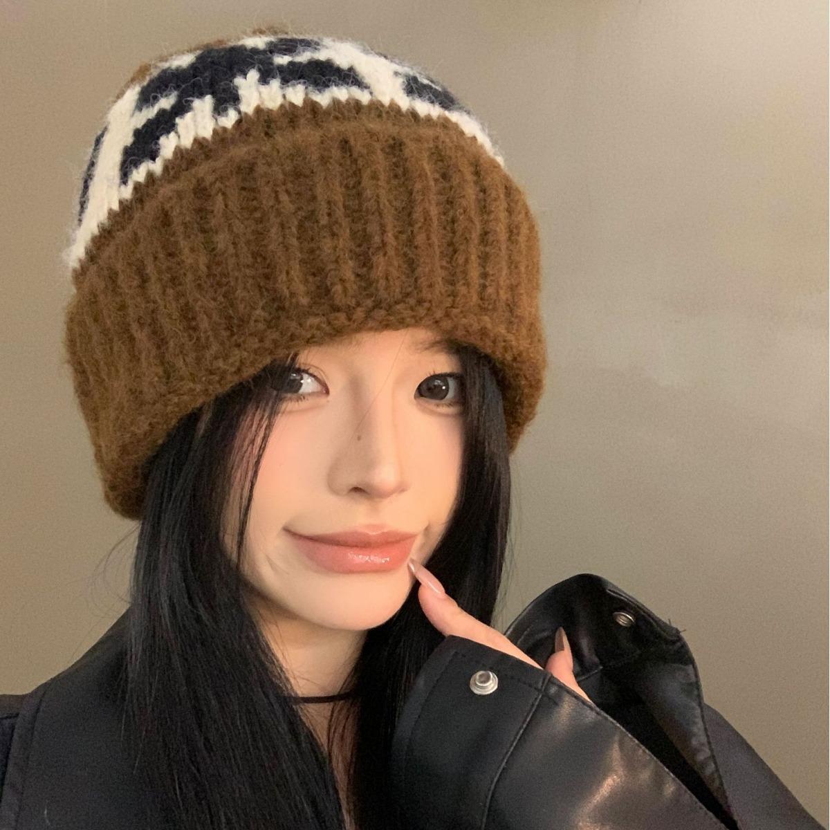 

Fashion retro atmosphere wool hat women s winter warm thickened face small ear protector knitted hat Adult average size бежевий
